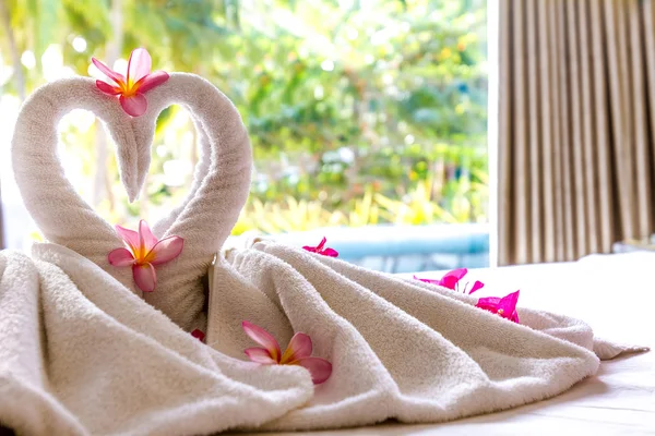 Decoração de toalha no quarto de hotel, pássaros de toalha, cisnes, sala interio — Fotografia de Stock