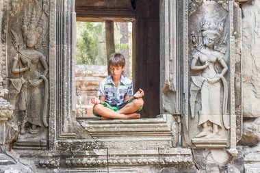 Angkor wat, Kamboçya meditasyon mutlu bir genç çocuk çocuk turizm
