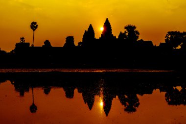 Suya yansıyan gölden görülen gündoğumu vasıl Angkor Wat