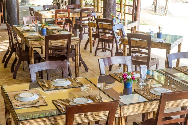 Tabellinställningar i uteservering, liten restaurang i ett hotell, sommar — Stockfoto