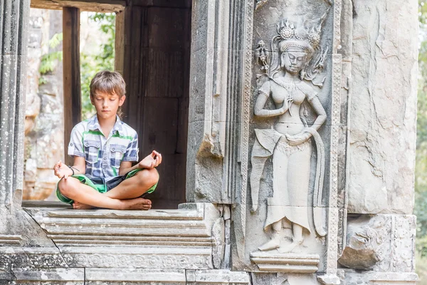 Angkor wat, Kamboçya meditasyon mutlu bir genç çocuk çocuk turizm — Stok fotoğraf