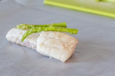 biraz kızarmış balık dilimleri ile kuşkonmaz yemek pişirmek için hazır