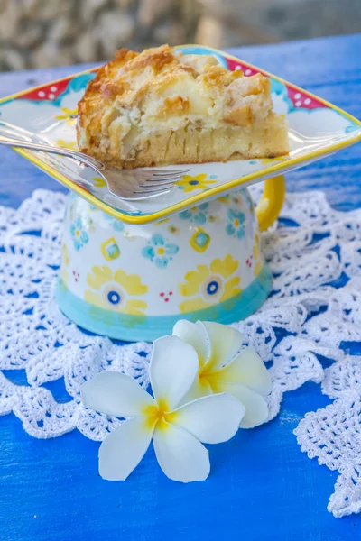 Freshly baked apple pie in natural background — Stock Photo, Image