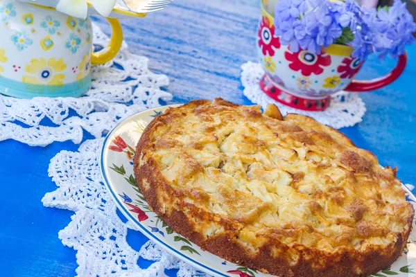 Freshly baked apple pie in natural background — Stock Photo, Image