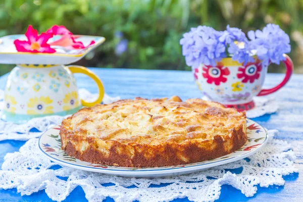 Freshly baked apple pie in natural background — Stock Photo, Image