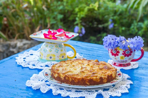 Freshly baked apple pie in natural background — Stock Photo, Image