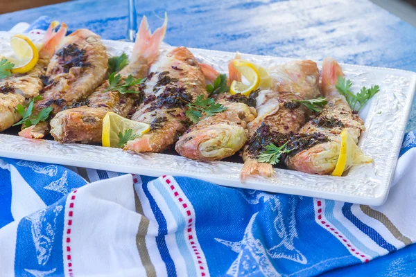 Pescado frito en plato, primer plano — Foto de Stock