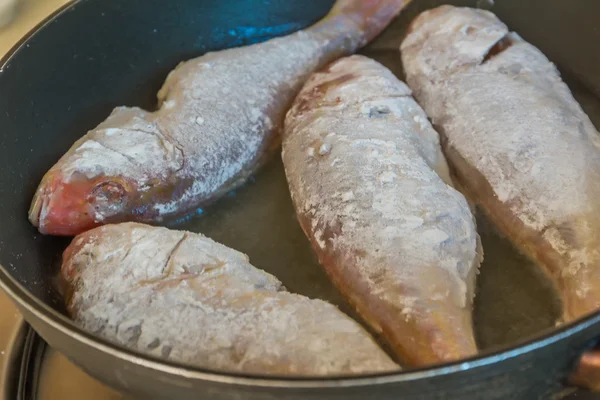 Cottura del filetto di pesce sulla padella, preparazione del cibo, tempo di cottura — Foto Stock