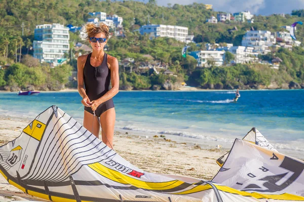 Boracay, Filippijnen - 30 maart 2015: Underfined vrouw kite ri — Stockfoto