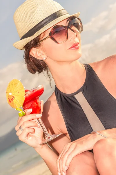 Young beautiful woman enjoying summer vacations on tropical beac — Stock Photo, Image