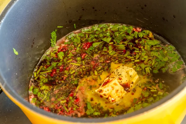 Källa från rött vin och kryddor matlagning i stekpanna — Stockfoto