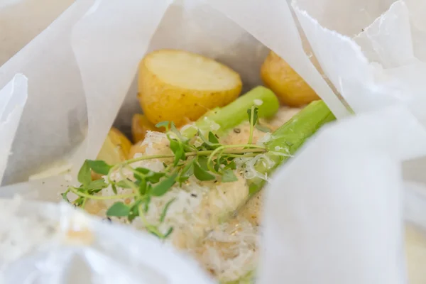 Lichtjes gebakken vis segmenten met asperges en aardappel klaar voor c — Stockfoto