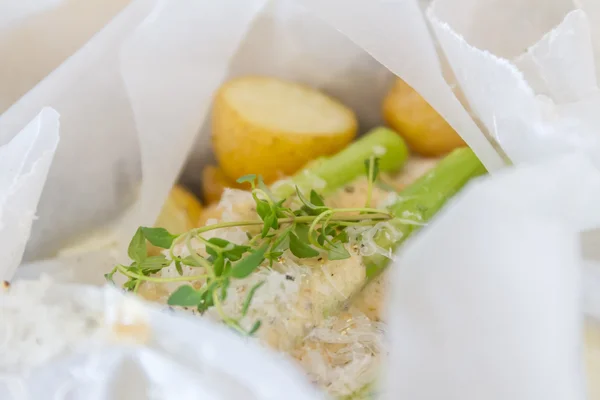 Lichtjes gebakken vis segmenten met asperges en aardappel klaar voor c — Stockfoto