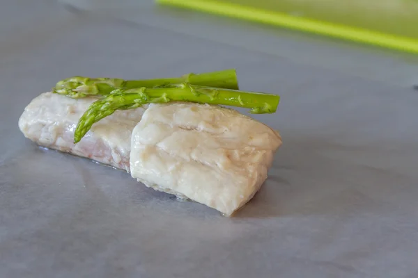 Något stekt fiskskivorna med sparris redo för matlagning — Stockfoto
