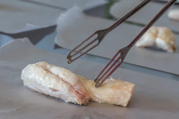 Fatias de peixe ligeiramente fritas prontas para cozinhar — Fotografia de Stock