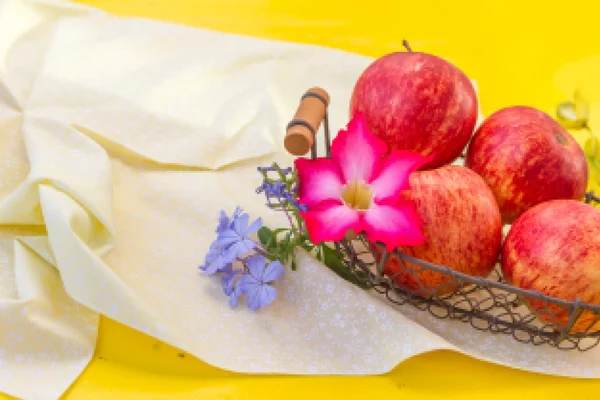 Manzanas rojas frescas con flores sobre fondo natural —  Fotos de Stock