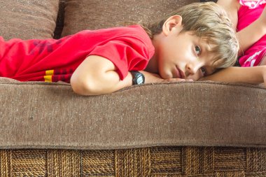 genç çocuk evde tv izlerken kapalı portresi