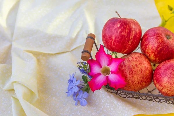 Fresh red apples with flowers on natural background — Stock Photo, Image