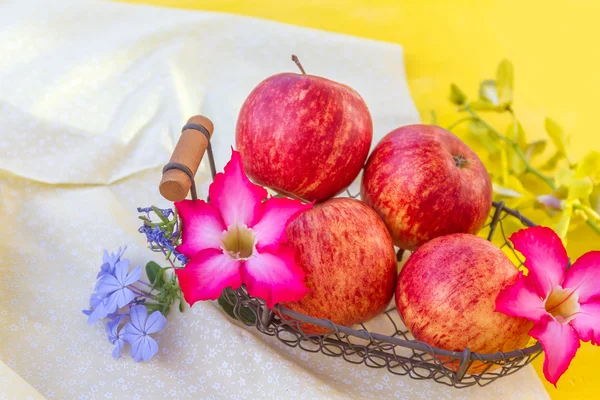 Fresh red apples with flowers on natural background — Stock Photo, Image