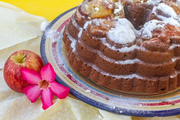 Freshly baked home-made banana apple cake on natural background — Stock Photo, Image