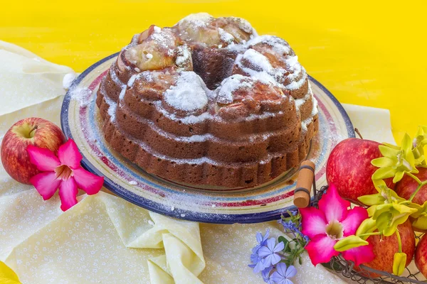 Freshly baked home-made banana apple cake on natural background — Stock Photo, Image