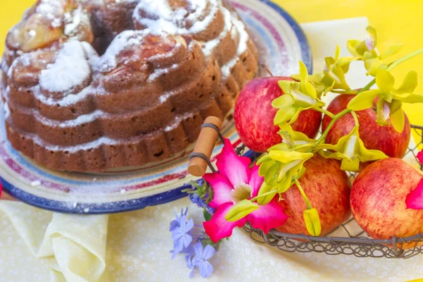 Freshly baked home-made banana apple cake on natural background — Stock Photo, Image