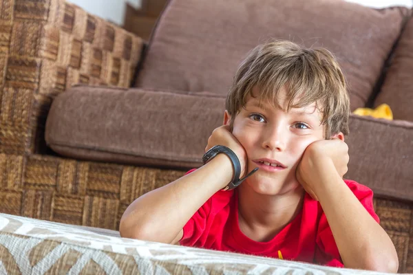 Inomhus porträtt av ung pojke tittar på tv hemma — Stockfoto