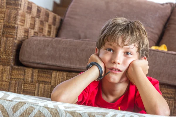 Indoor portret van een jonge jongen thuis tv-kijken — Stockfoto