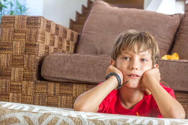 Ritratto al coperto di un giovane ragazzo che guarda la tv a casa — Foto Stock