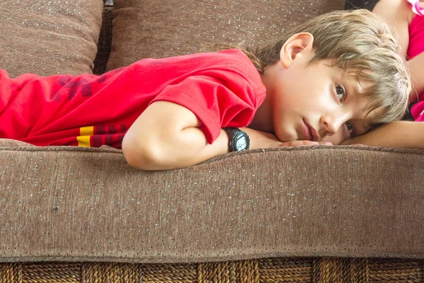 Innenporträt eines kleinen Jungen, der zu Hause fernsieht — Stockfoto