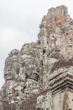Muhteşem Bayon Tapınağı, Siem Riep, Kamboçya karşı karşıyadır. Yüz