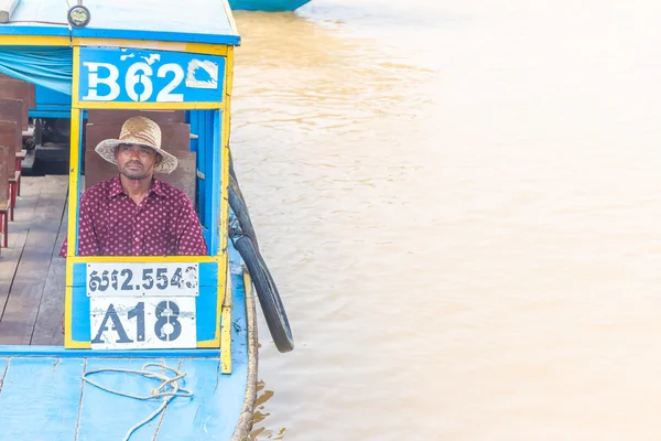 Kampong, Siem Reap, Cambogia 27 febbraio 2015: Barca indefinita — Foto Stock