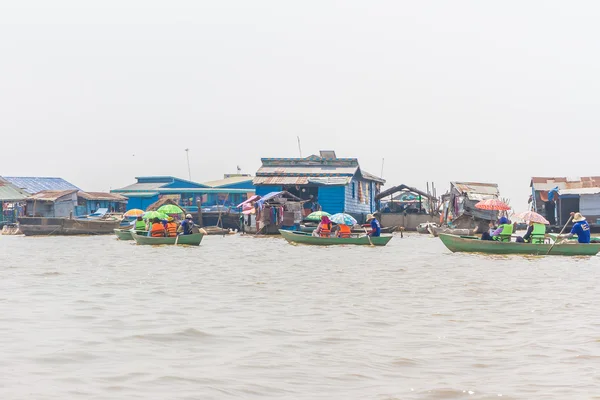 Kampong, Siem Reap, Cambodia February, 27 2015: Undefined touris — Stock Photo, Image