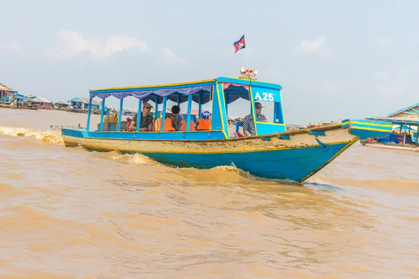 Kampong, Siem Reap, Kambodža února, 27 2015: Nedefinovaný touris — Stock fotografie