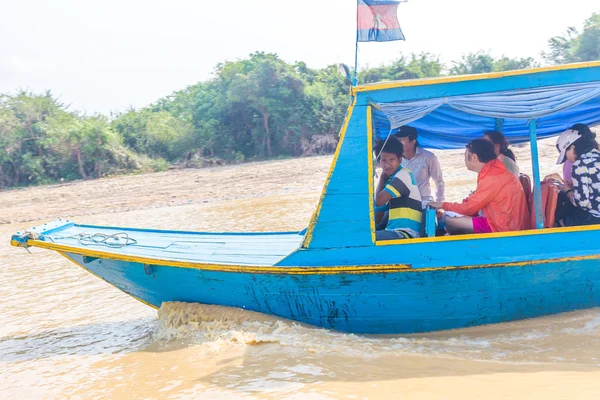 Kampong, Siem Reap, Kambodża 27 lutego 2015 r.: Undefined touris — Zdjęcie stockowe