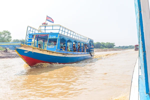 Kampong, Siem Reap, Kambodža února, 27 2015: Nedefinovaný touris — Stock fotografie