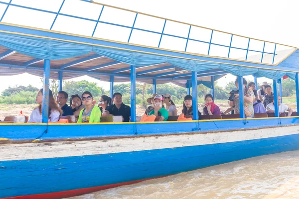 Kampong, Siem Reap, Cambodge 27 février 2015 : Touris indéfinis — Photo