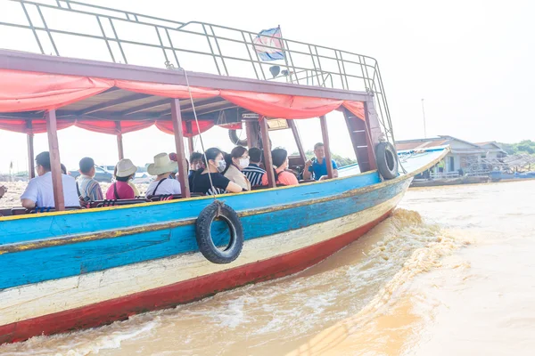 Kampong, Siem Reap, Cambodge 27 février 2015 : Touris indéfinis — Photo