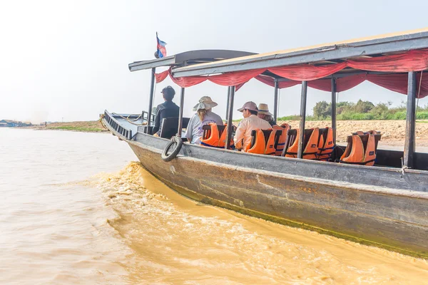 Kampong, Siem Reap, Kambodja februari, 27 2015: Odefinierad touris — Stockfoto