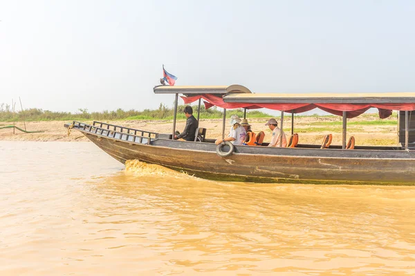 Kampong, Siem Reap, Kambodża 27 lutego 2015 r.: Undefined touris — Zdjęcie stockowe