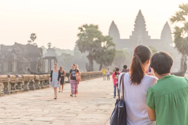 SIEM REAP, CAMBODIA - FEVEREIRO 27, 2015: Pessoas não identificadas vi — Fotografia de Stock