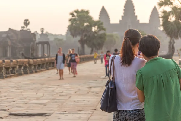 Siem Reap, Cambodja - 27 februari 2015: Niet-geïdentificeerde mensen vi — Stockfoto