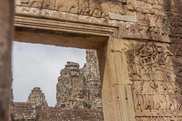 Muhteşem Bayon Tapınağı, Siem Riep, Kamboçya karşı karşıyadır. Yüz