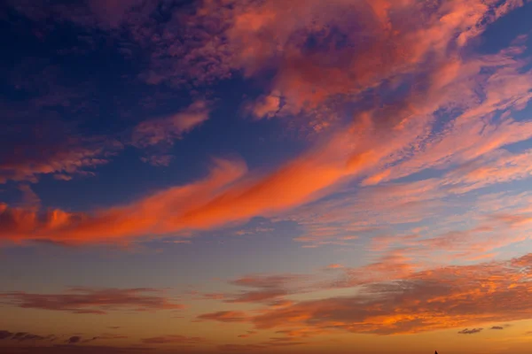 Prachtige zonsondergang zee en hemel in de tropen, de zomervakanties — Stockfoto