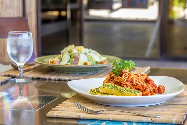 Pastas de mariscos en salsa de tomate servidas en un pequeño restaurante al aire libre — Foto de Stock