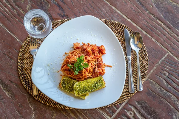 Zeevruchten pasta in tomatensaus geserveerd in een klein buiten restauran — Stockfoto