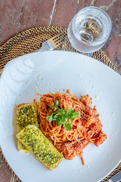 Zeevruchten pasta in tomatensaus geserveerd in een klein buiten restauran — Stockfoto