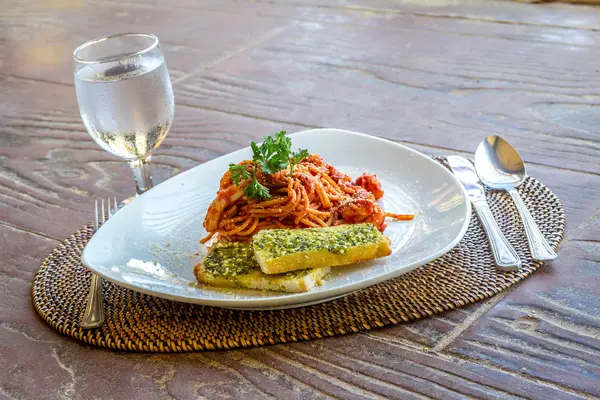 Zeevruchten pasta in tomatensaus geserveerd in een klein buiten restauran — Stockfoto