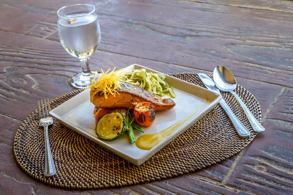 Gegrilde zalm steak geserveerd met de pasta en groenten in een kleine — Stockfoto