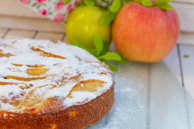 Açık kırsal zemin üzerine ev yapımı elmalı turta, shtrudel